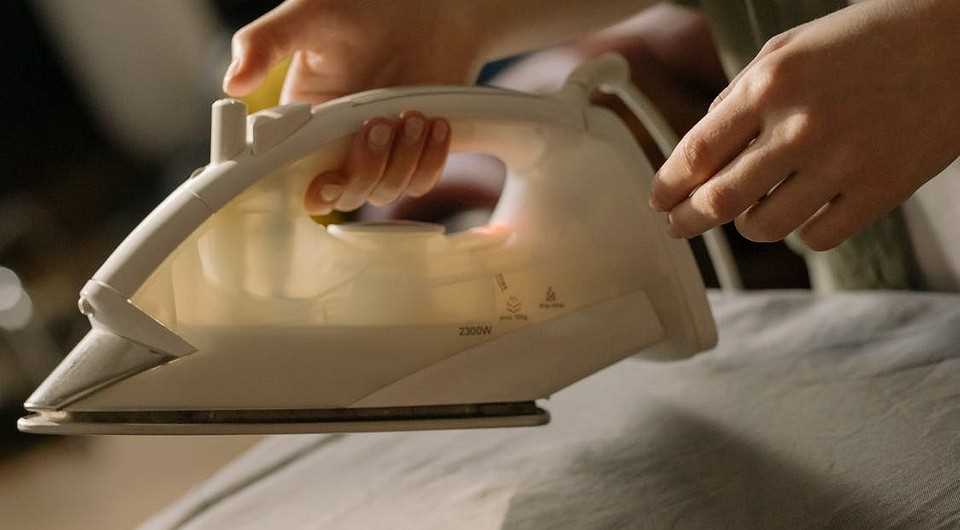 Очистка утюга с помощью стирального порошка и воды