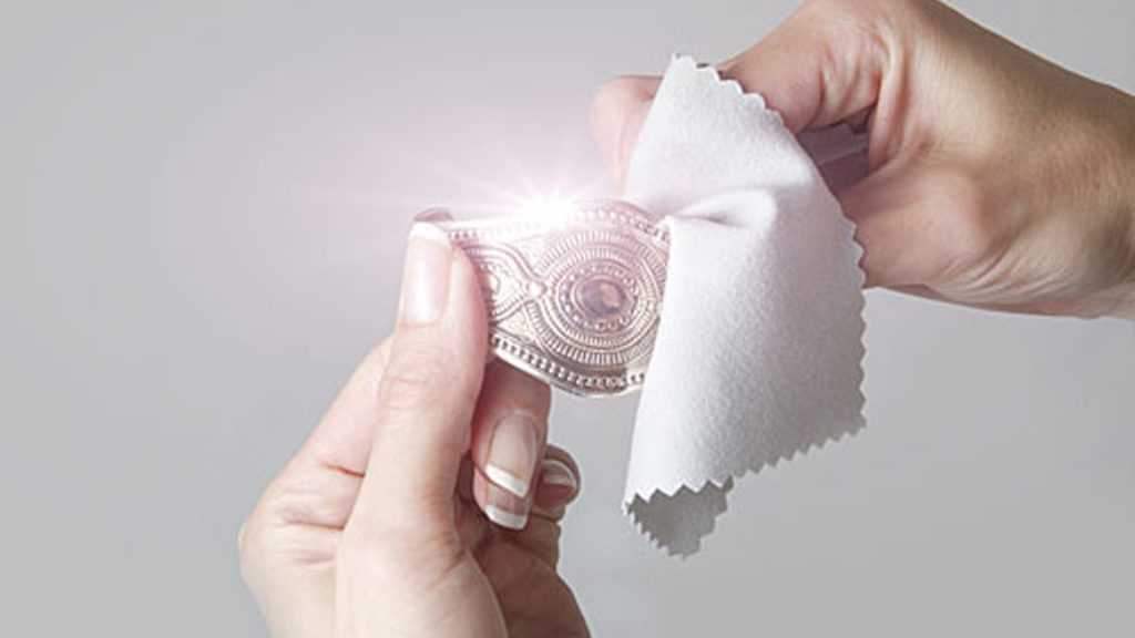 Как быстро и легко почистить серебро в домашних условиях: простые способы и секреты Как быстро и легко почистить серебро в домашних условиях: простые способы и секреты