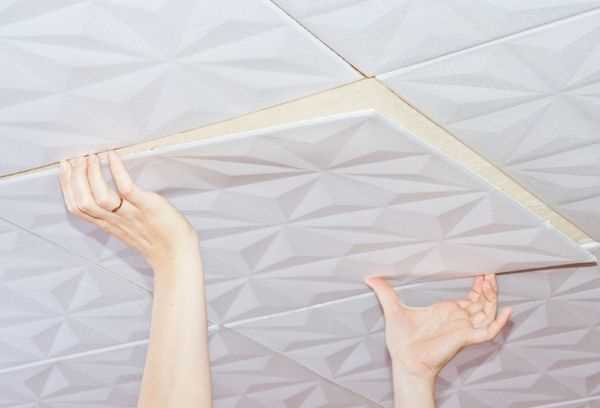 Как правильно клеить потолочную плитку: пошаговая инструкция Как правильно клеить потолочную плитку: пошаговая инструкция