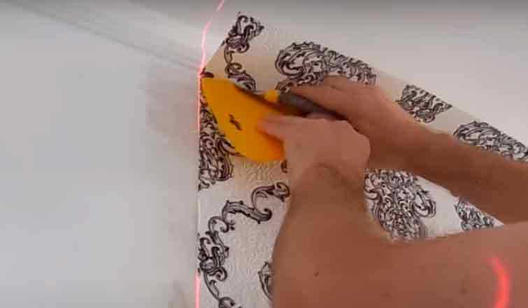 Как правильно клеить виниловые обои на флизелиновой основе: пошаговая инструкция Как правильно клеить виниловые обои на флизелиновой основе: пошаговая инструкция