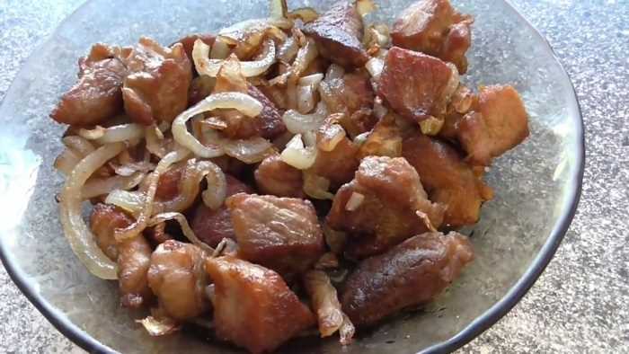 Жаренная свинина с зеленью и чесноком