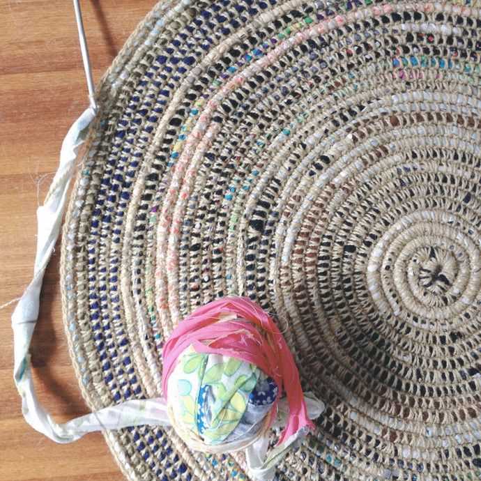 Как сделать коврики своими руками из старых вещей: простые идеи и инструкции Как сделать коврики своими руками из старых вещей: простые идеи и инструкции