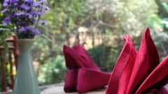 Как сделать красивые складки на салфетках: советы и примеры Как сделать красивые складки на салфетках: советы и примеры