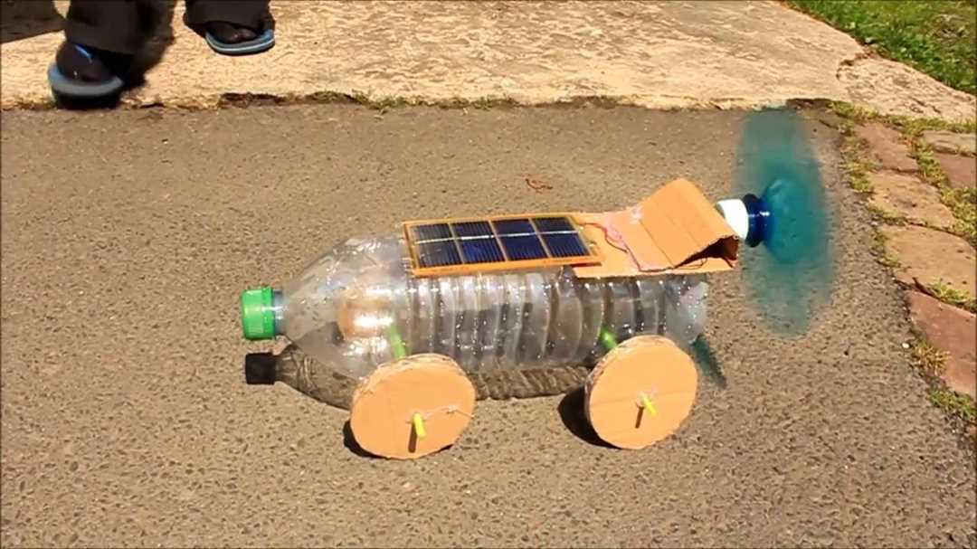 Присоединяем двигатель и колеса