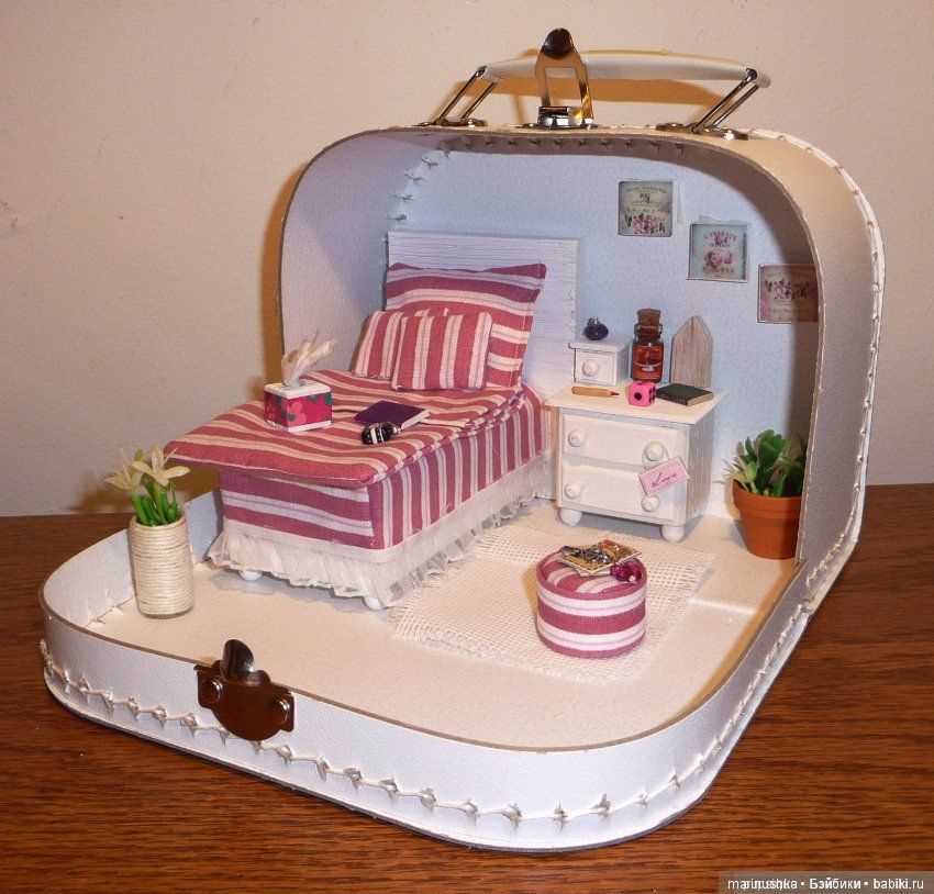 Спальная мебель для кукольной комнаты