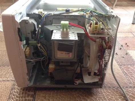 Регулярная чистка и обслуживание микроволновки