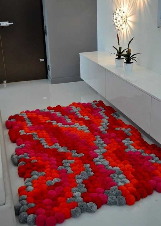 Кремовый коврик из помпонов: создаем уют в интерьере своими руками