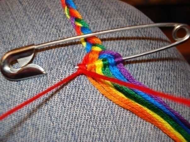 Мастер-класс: как плести фенечки. Шаг за шагом с фотоинструкцией!