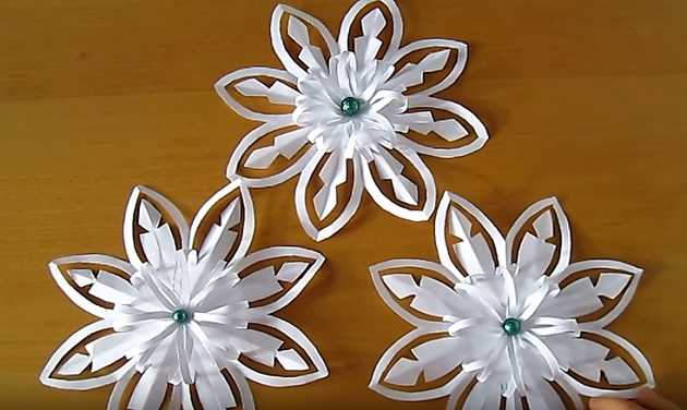 Снежинки на елке