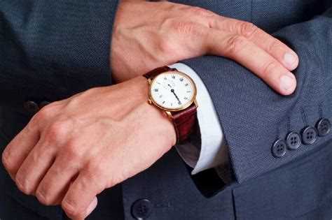 На какой руке носить часы мужчине: правила и советы