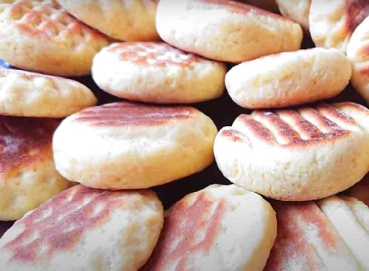 Печенье на сковороде с добавлением фруктов и ягод