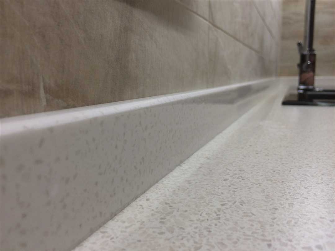 Шаг 3. Установка плинтуса для столешницы