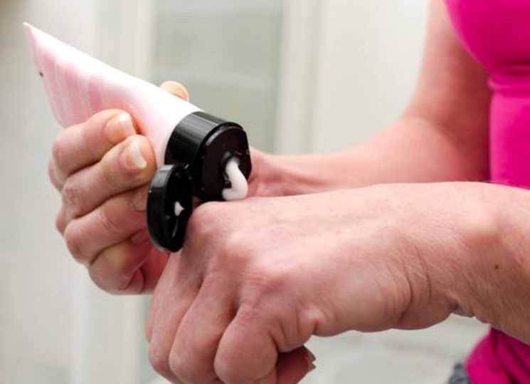 Почему трескается кожа на пальцах рук около ногтей и как с этим бороться