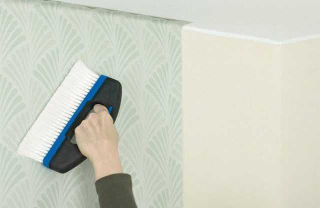 Очистка поверхности от старых обоев и шпатлевки