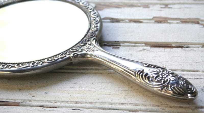 Разбилось зеркало: причины и что делать в такой ситуации Разбилось зеркало: причины и что делать в такой ситуации