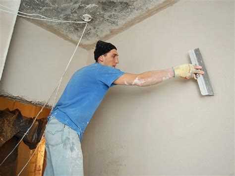 Шпаклевка стен под обои: как правильно наносить и выбрать материалы для работы