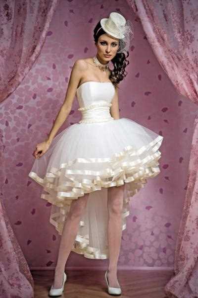 Романтичные платья с цветочными узорами и объемными юбками