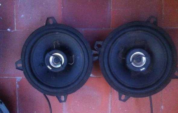 Как установить колонки в автомобиль?