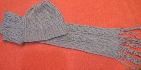 Вязанный комплект шапка с шарфом спицами