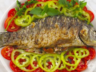 Рецепт: Карп запеченный в духовке фаршированный овощами